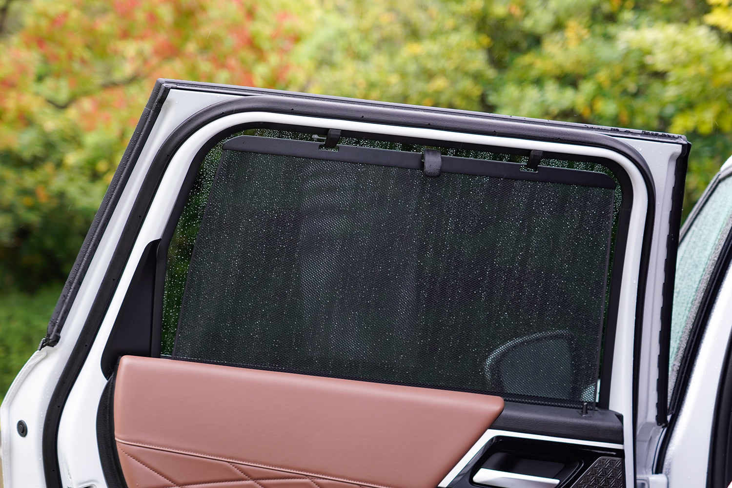 三菱 アウトランダーPHE Vのシェード