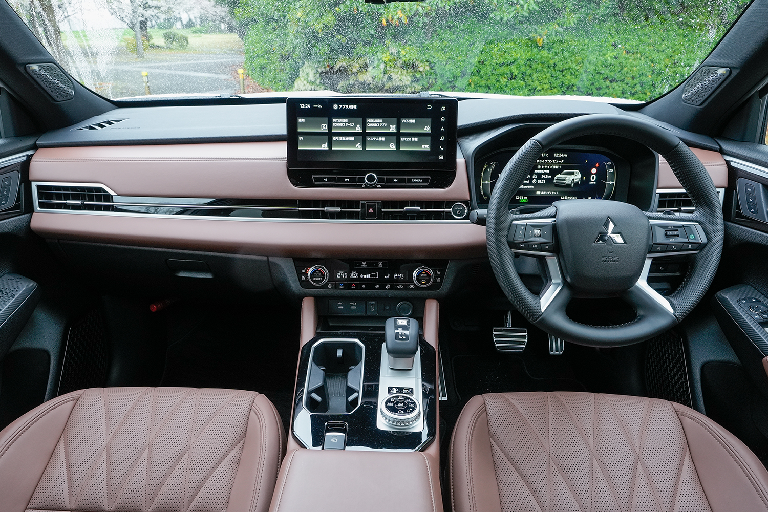 三菱 アウトランダーPHEVのラゲッジのインパネまわり