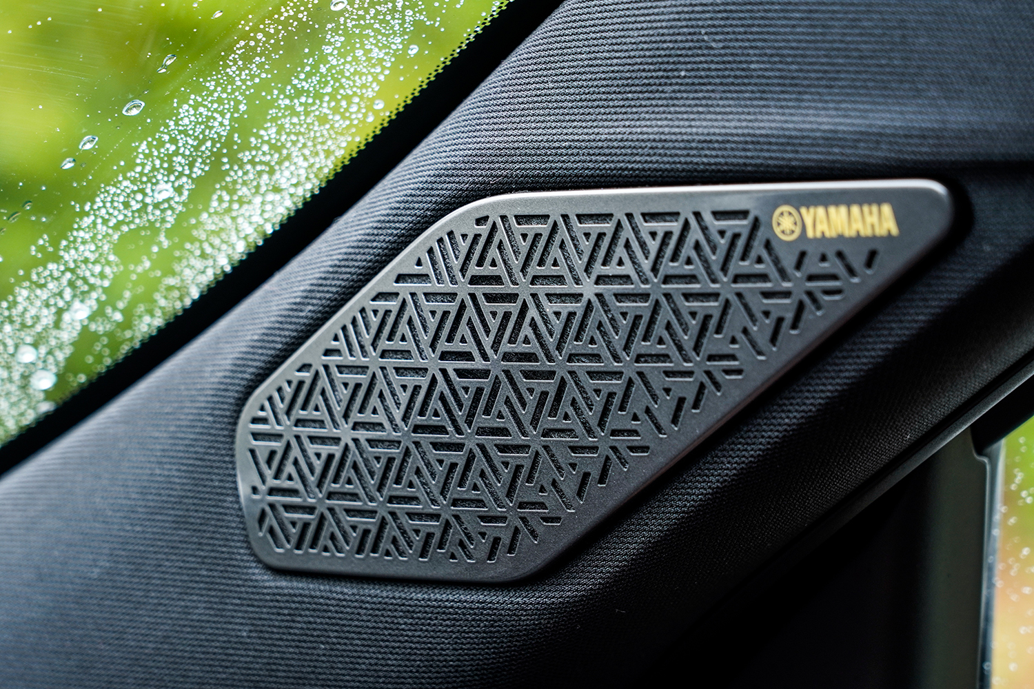 三菱 アウトランダーPHEVのYamaha製スピーカー