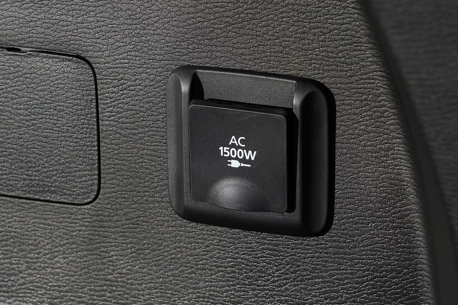 三菱 アウトランダーPHEVのコンセント部分