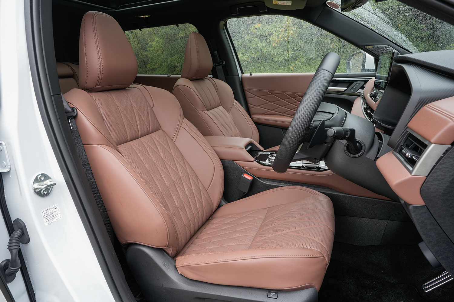 三菱 アウトランダーPHEVのフロントシート