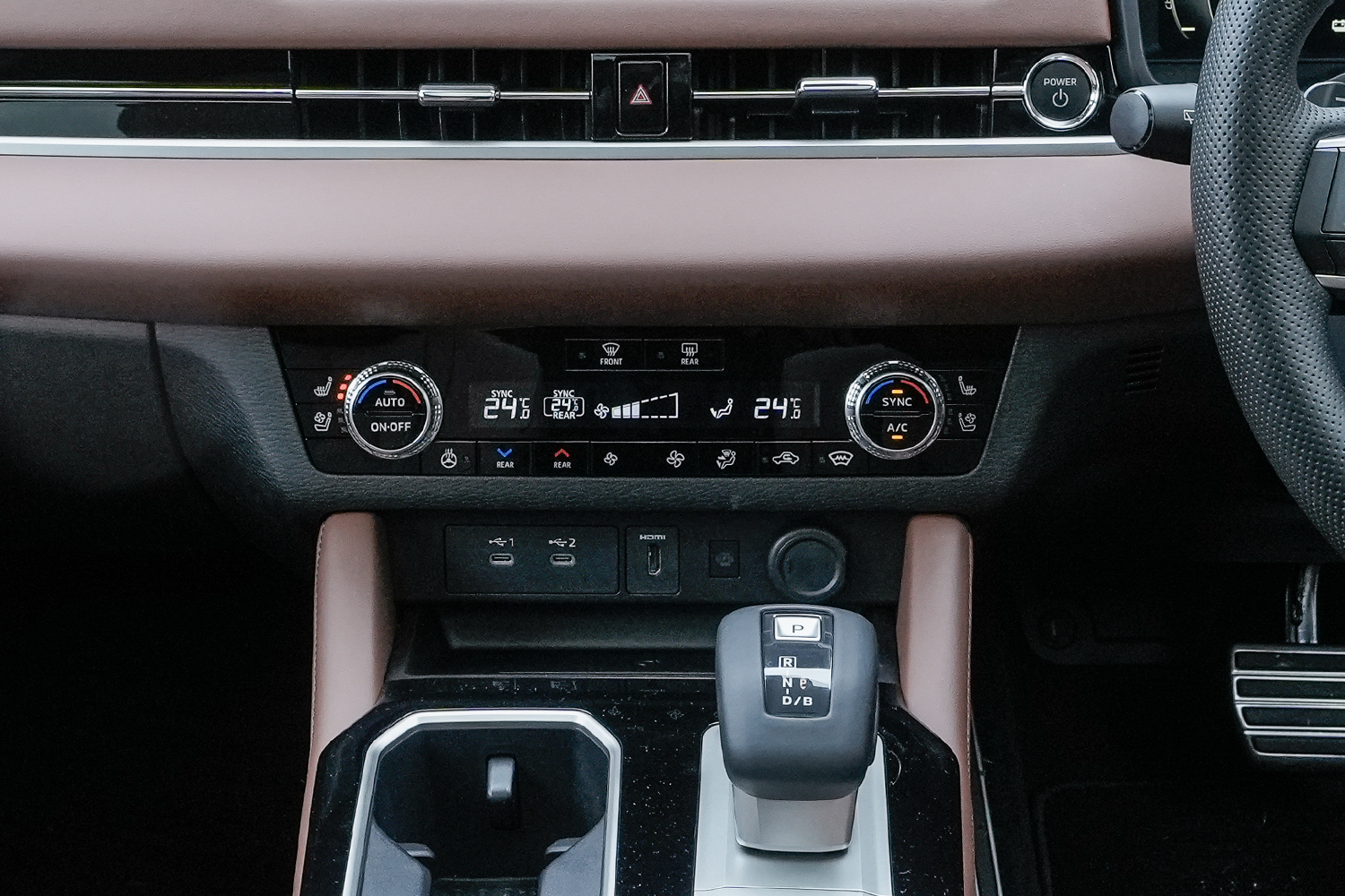 三菱 アウトランダーPHEVのエアコンパネル