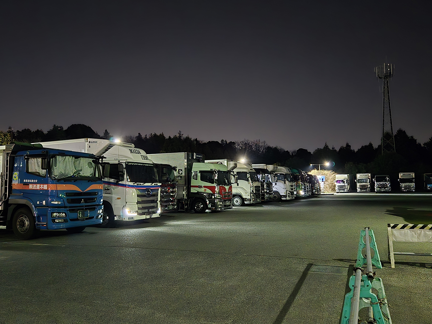 サービスエリアに停まったトラックのイメージ 〜 画像3