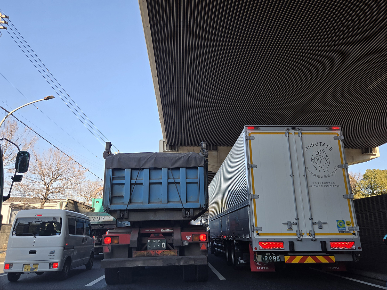 車高灯のついたトラックとダンプ