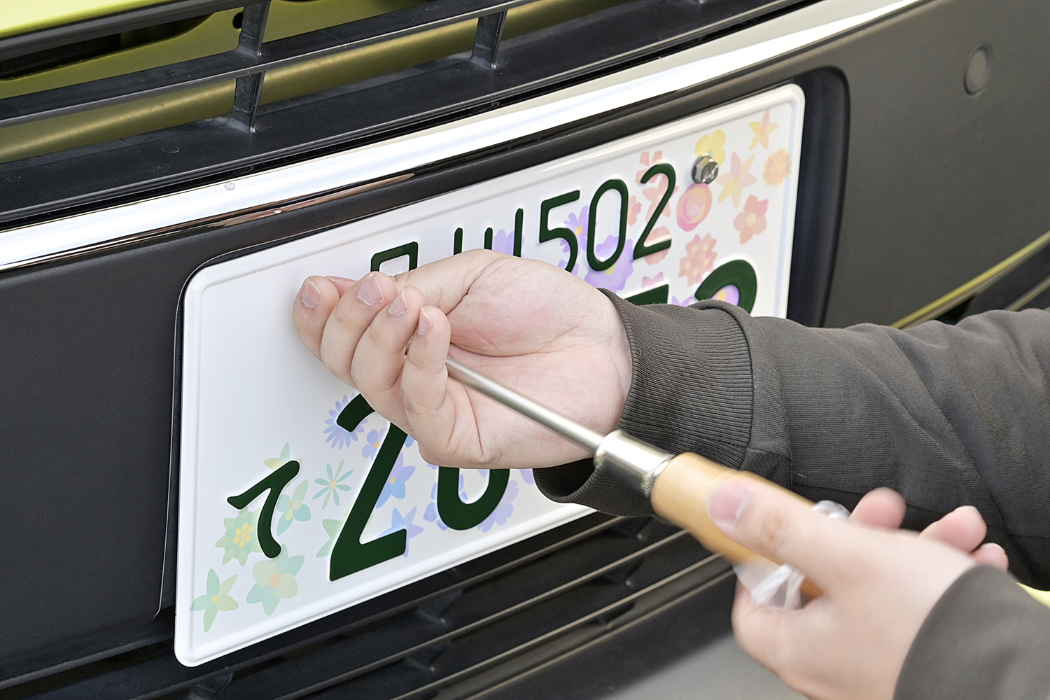 ナンバープレートを取り付けるイメージ 〜 画像6