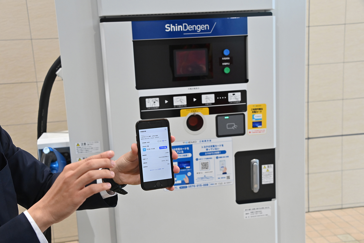 TEEMOの急速充電器とアプリ画面