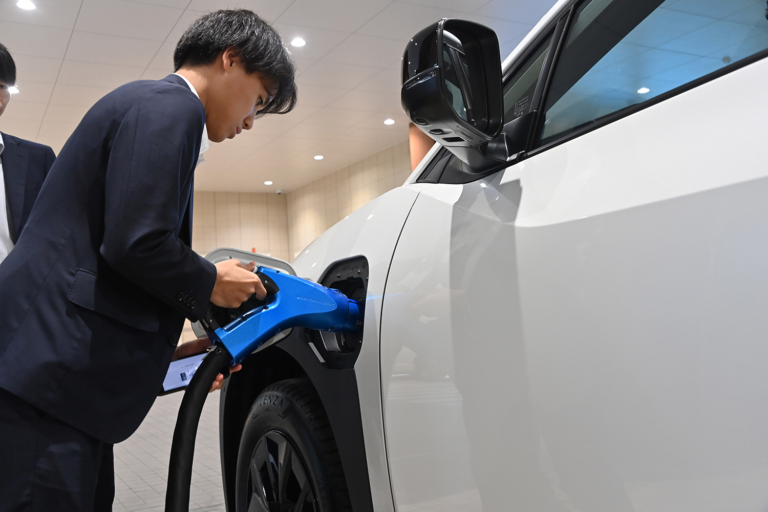 TEEMOの急速充電器とTEEMOの担当者