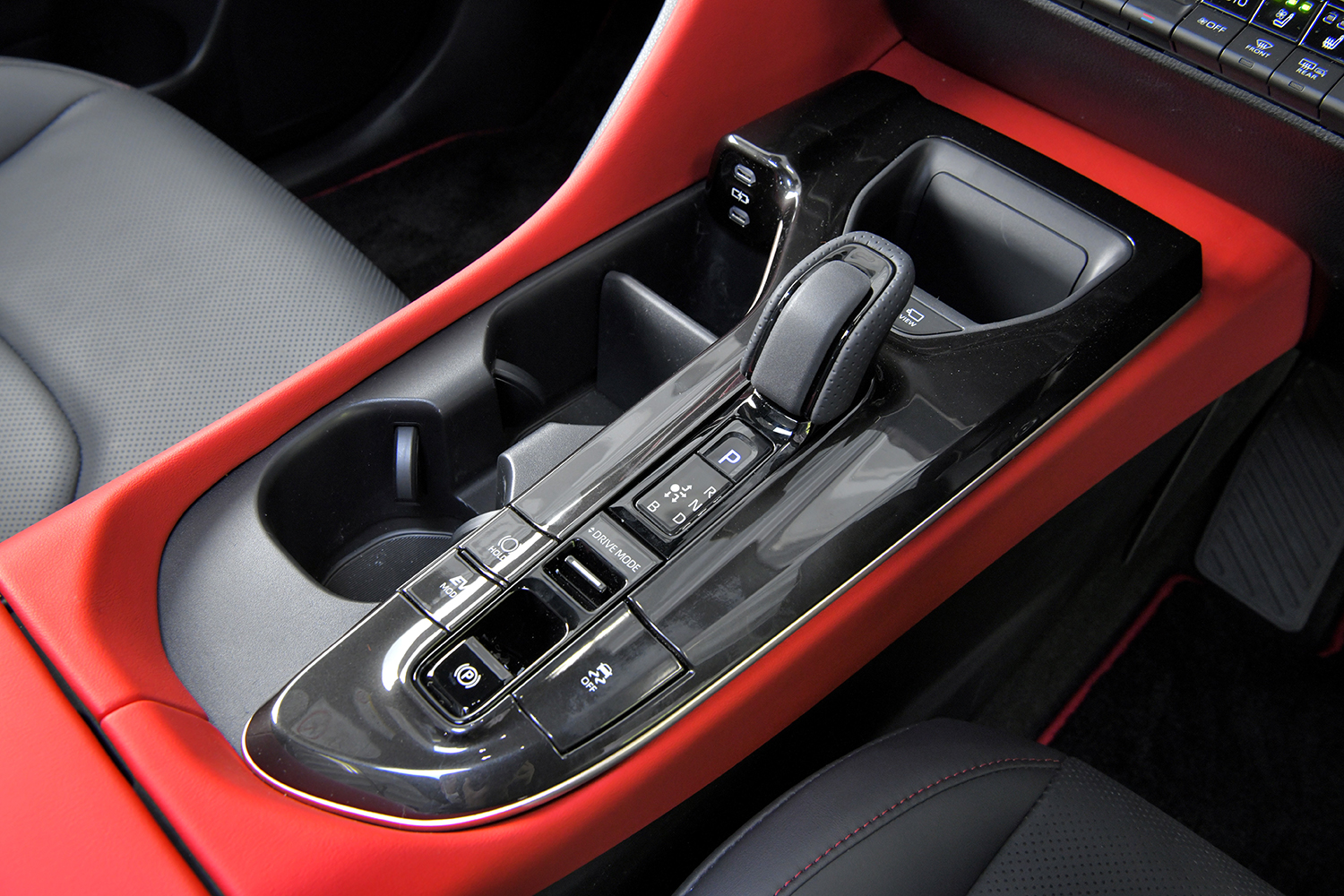 トヨタ・クラウンスポーツのシフトコンソール 〜 画像17