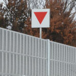 【画像】そういやよく見かけるけど考えたことなかった！　赤三角に四角と十字の組み合わせの標識はどういう意味？ 〜 画像5