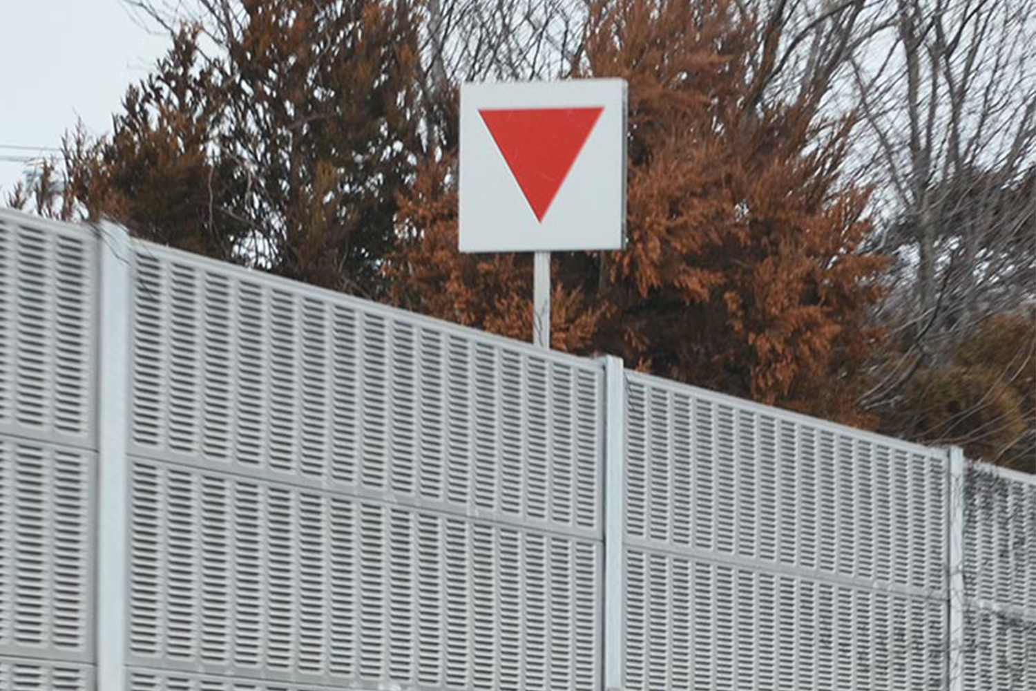 遮音壁開口部標示板