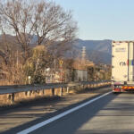 【画像】そういやよく見かけるけど考えたことなかった！　赤三角に四角と十字の組み合わせの標識はどういう意味？ 〜 画像2