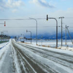 【画像】そういやよく見かけるけど考えたことなかった！　赤三角に四角と十字の組み合わせの標識はどういう意味？ 〜 画像3