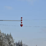 そういやよく見かけるけど考えたことなかった！　赤三角に四角と十字の組み合わせの標識はどういう意味？