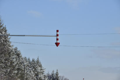 そういやよく見かけるけど考えたことなかった！　赤三角に四角と十字の組み合わせの標識はどういう意味？