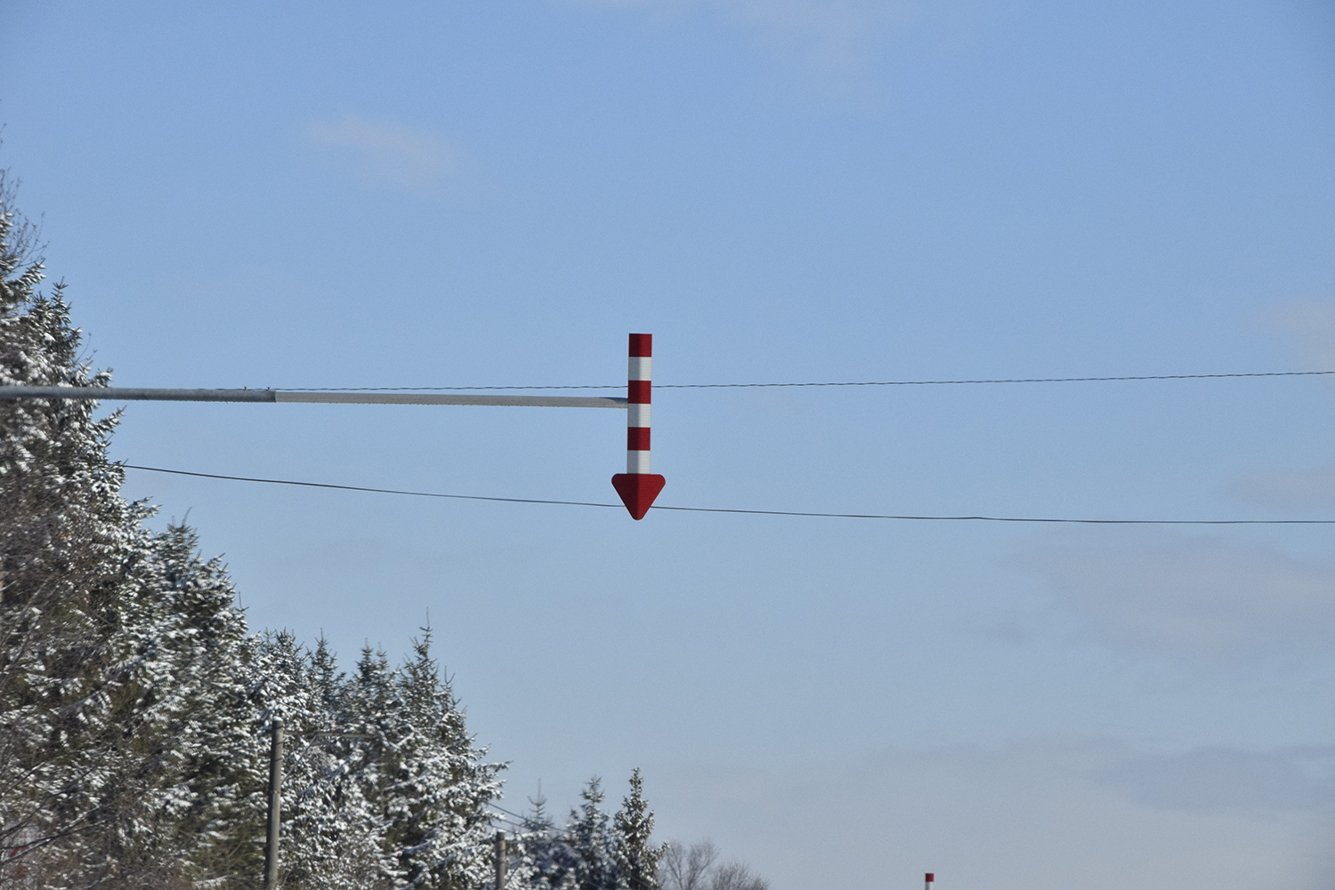 そういやよく見かけるけど考えたことなかった！　赤三角に四角と十字の組み合わせの標識はどういう意味？