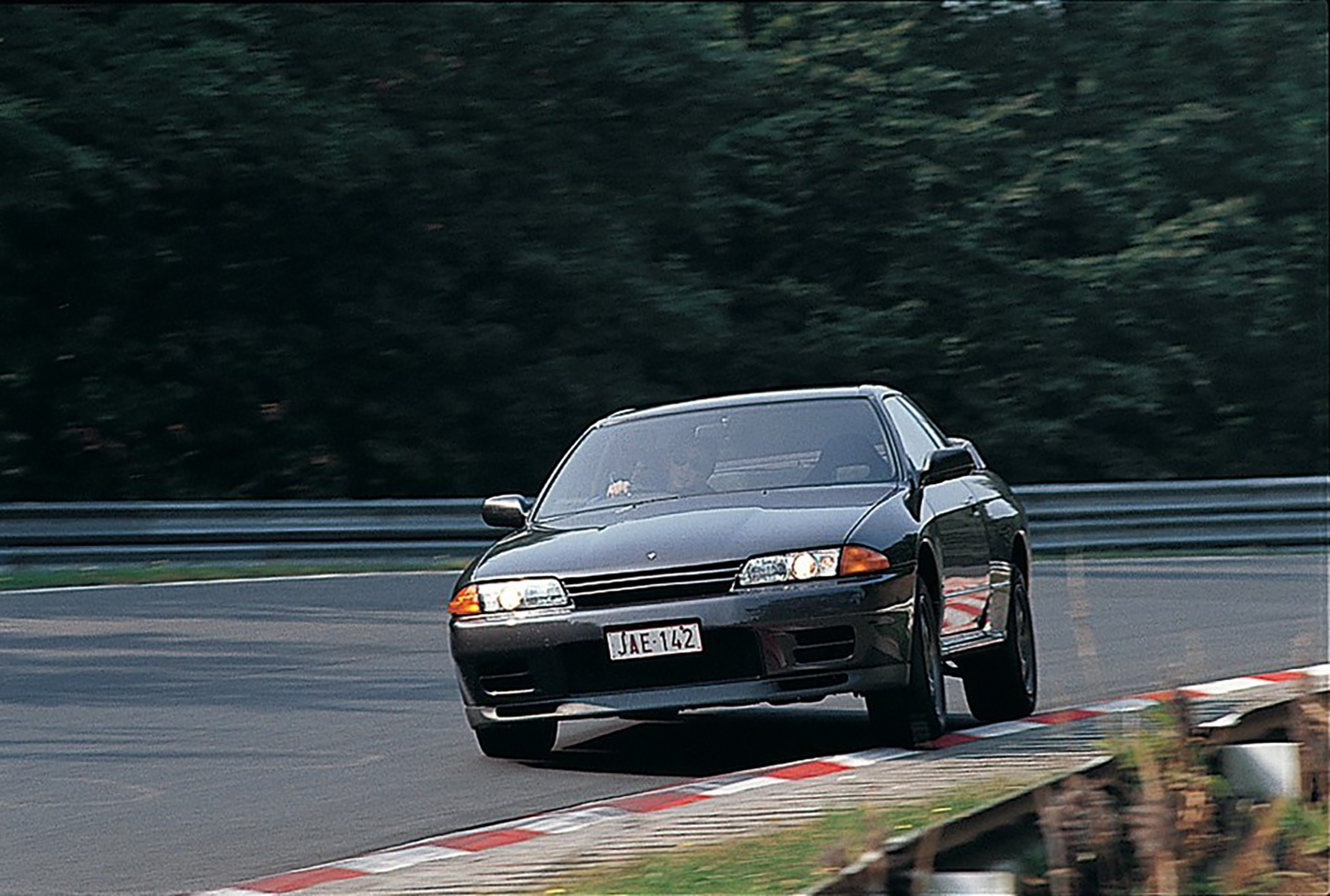 ニュルブルクリンクを走る日産スカイラインGT-R（BNR32）