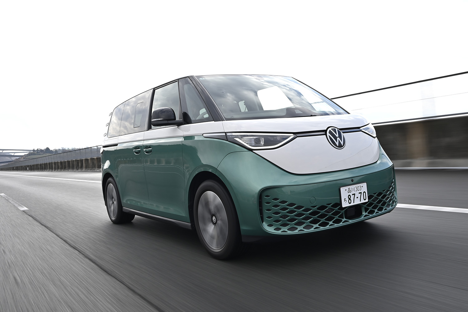 フォルクスワーゲンID.Buzzの走行シーン 〜 画像1