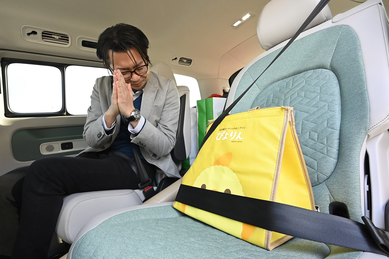 フォルクスワーゲンID.Buzzの後席に座る西河昇吾さん 〜 画像28