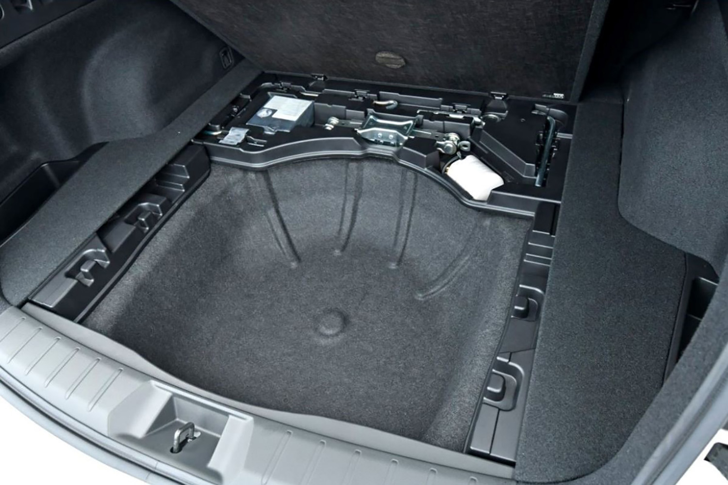 ラゲッジスペースのアンダーフロアスペース