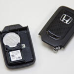 【画像】ドアノブを引くだけでロック解除……されないけどなんで？　クルマのスマートキーが突然使えなくなったらやるべき行動とは 〜 画像2