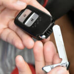 【画像】ドアノブを引くだけでロック解除……されないけどなんで？　クルマのスマートキーが突然使えなくなったらやるべき行動とは 〜 画像4