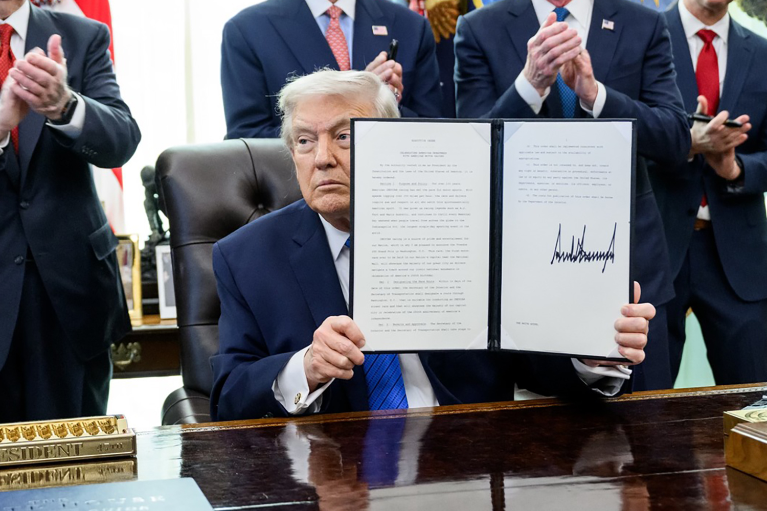 大統領令にサインしたトランプ大統領