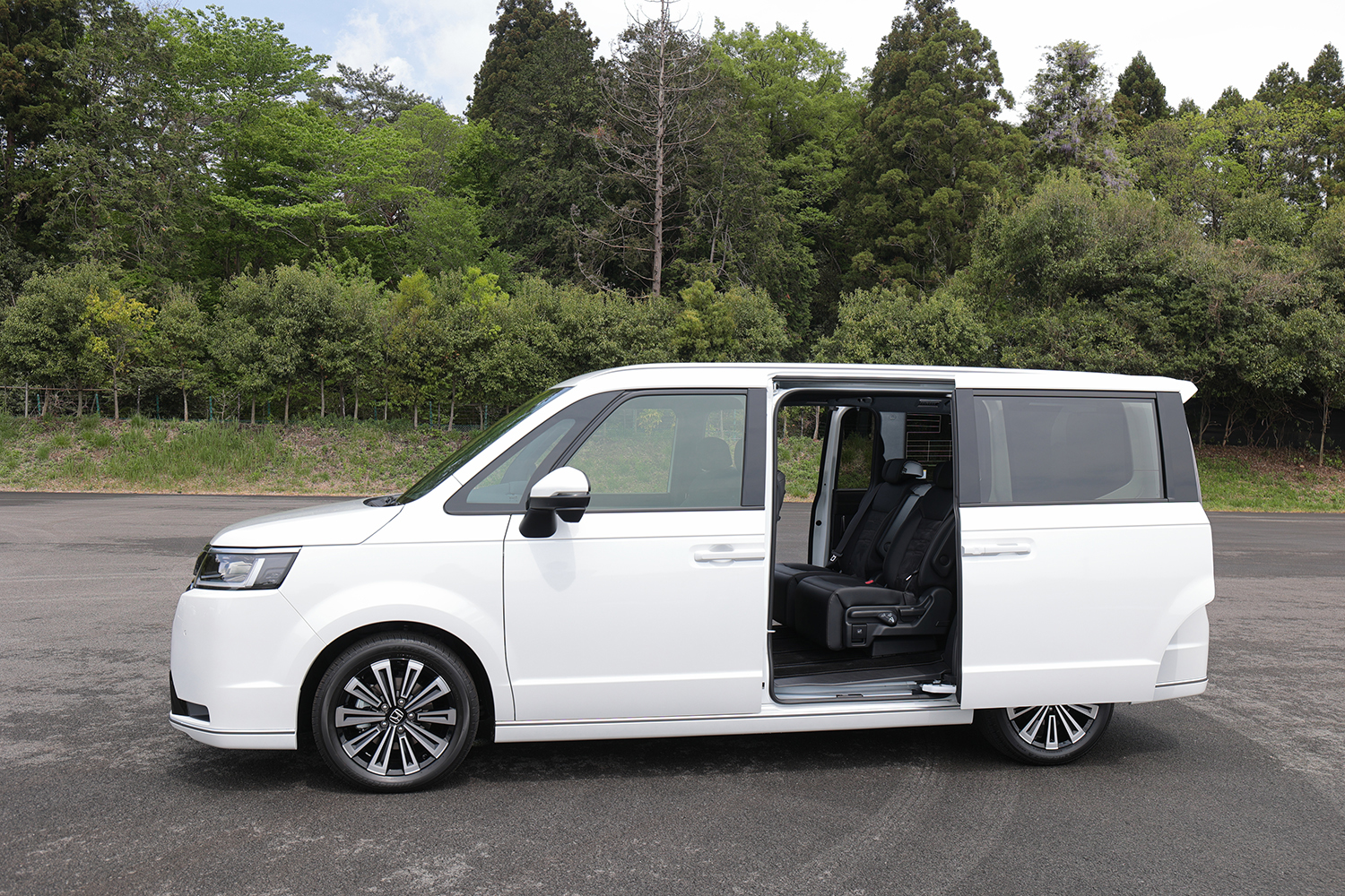 ホンダ・ステップワゴンのサイドビュー