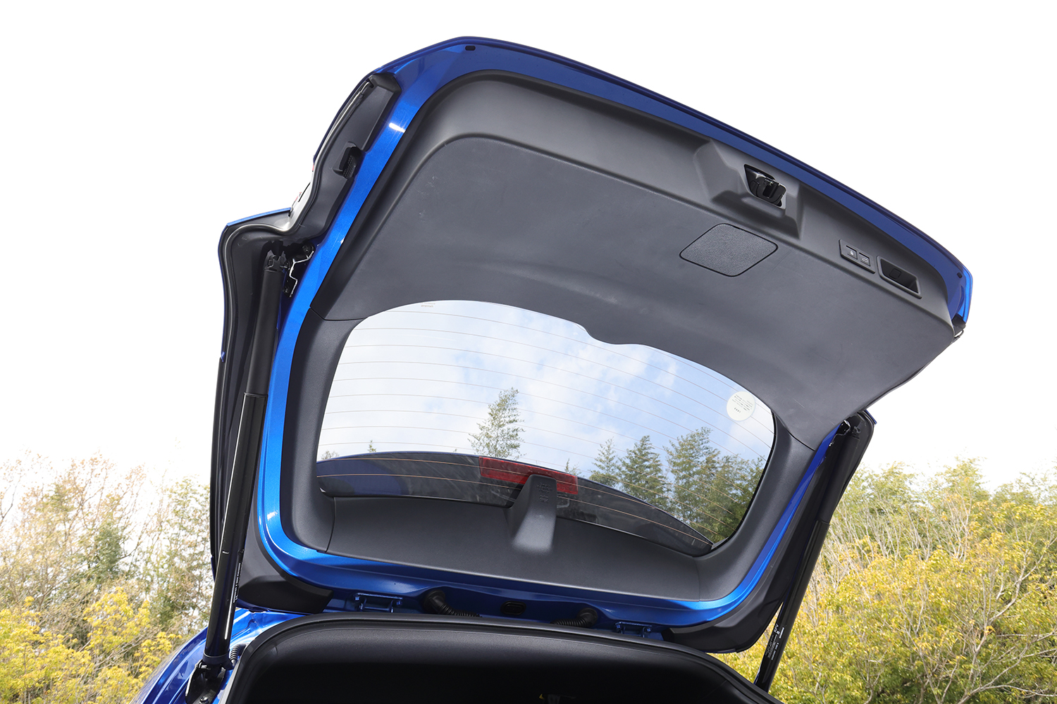 スバル・レヴォーグのリヤゲート 〜 画像5