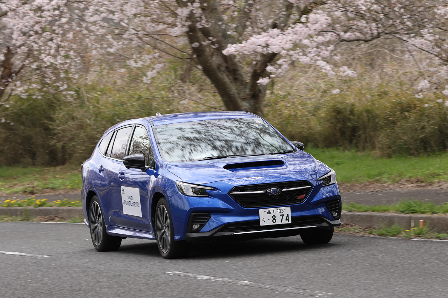 スバル・レヴォーグの走行シーン