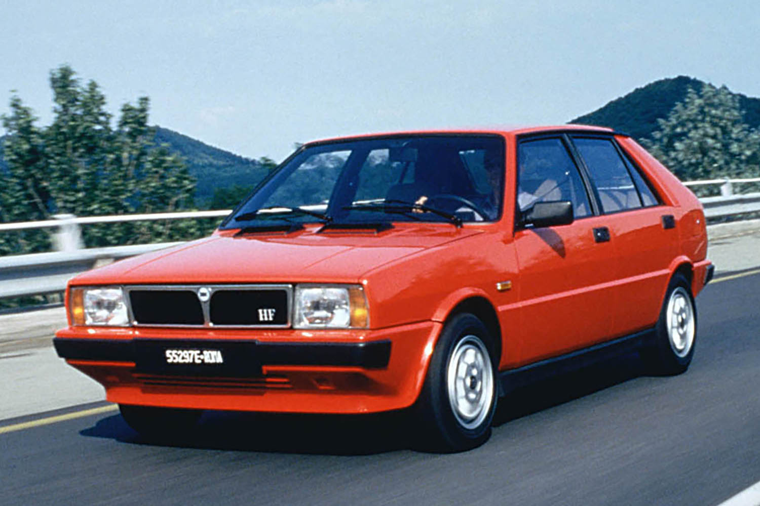 ランチア・デルタHFターボの走行シーン