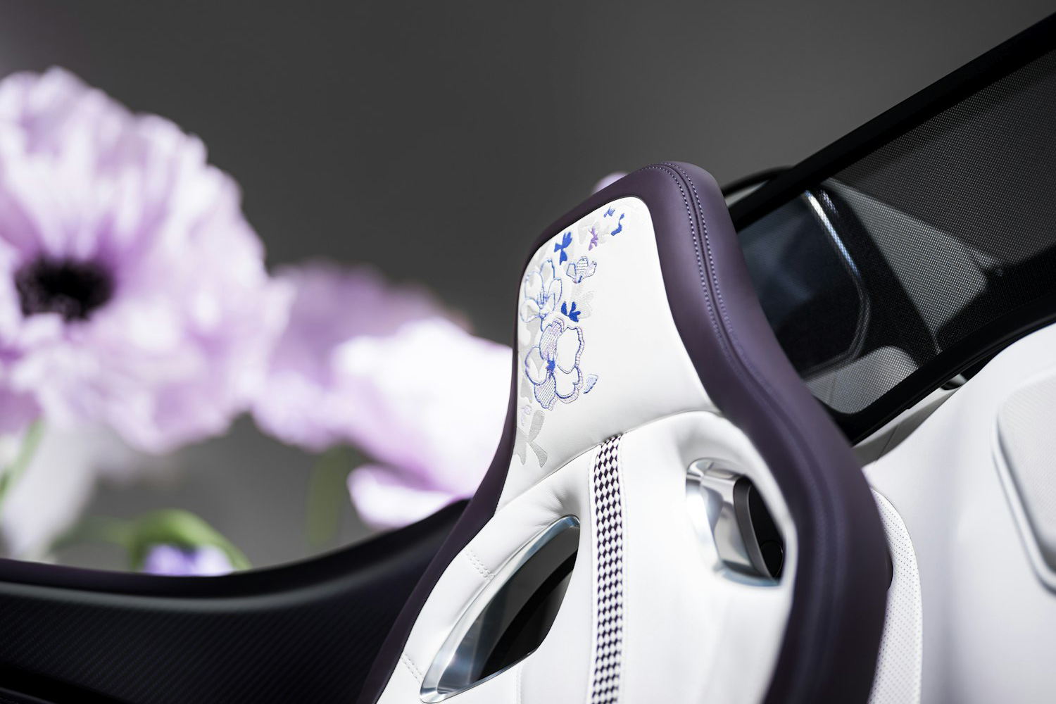 ブガッティW16ミストラル・キャロラインのシート