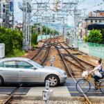 あれ？　踏切って窓を開けて通過って教習所で習った気がするけどやらないと違反？　法律上の正しいルールとは
