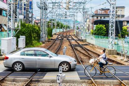 あれ？　踏切って窓を開けて通過って教習所で習った気がするけどやらないと違反？　法律上の正しいルールとは