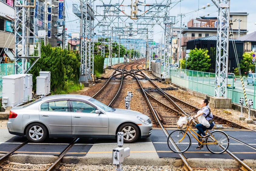 あれ？　踏切って窓を開けて通過って教習所で習った気がするけどやらないと違反？　法律上の正しいルールとは