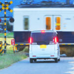 【画像】あれ？　踏切って窓を開けて通過って教習所で習った気がするけどやらないと違反？　法律上の正しいルールとは 〜 画像2