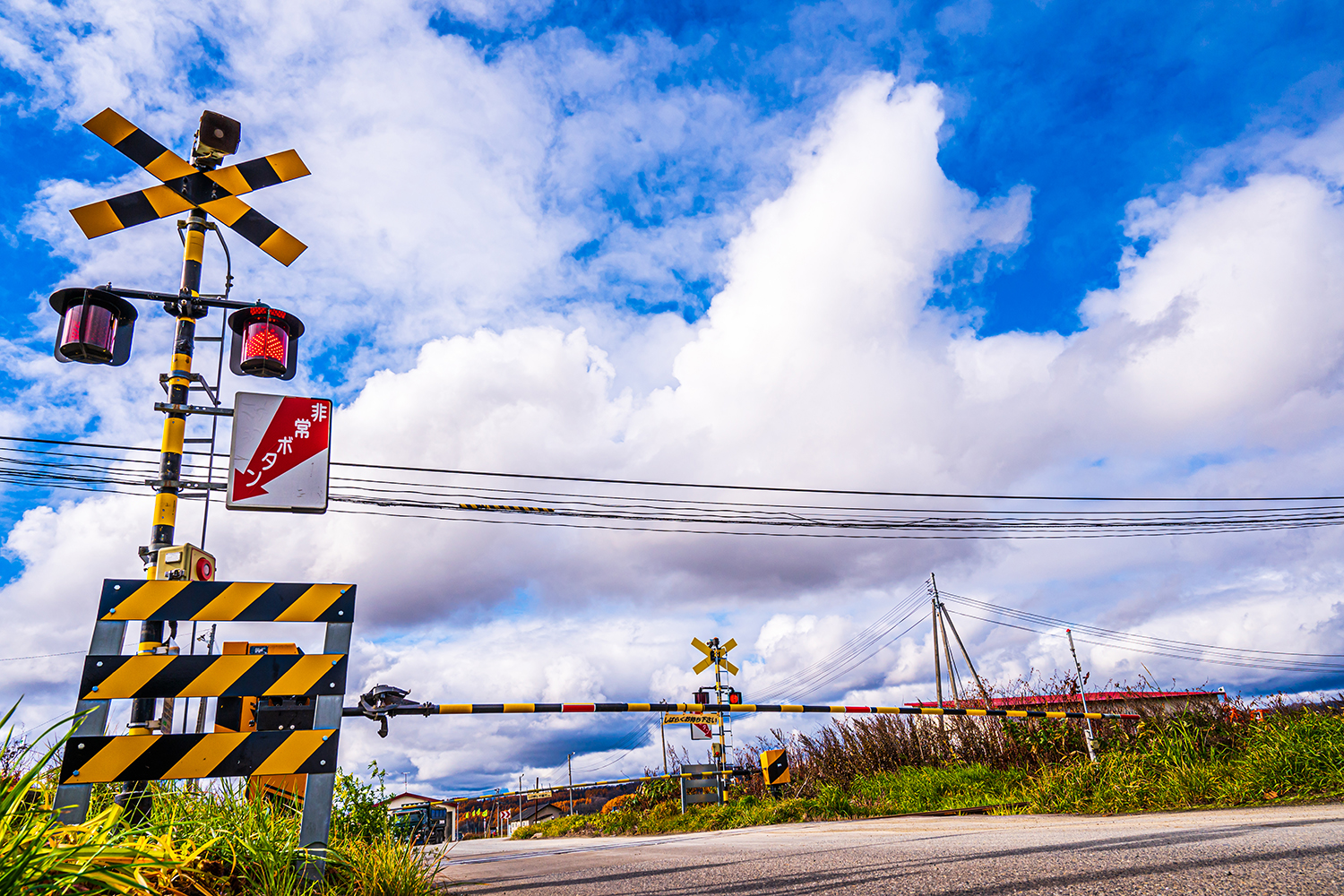 遮断器の降りた踏切