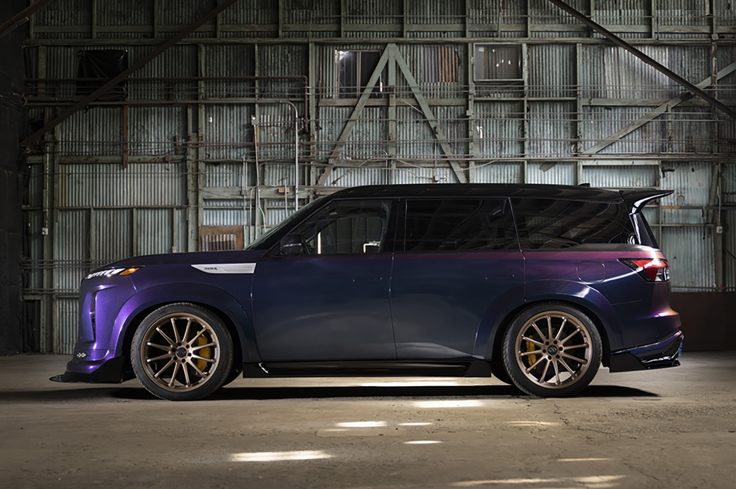 インフィニティ QX80 R-SPECのサイドビュー