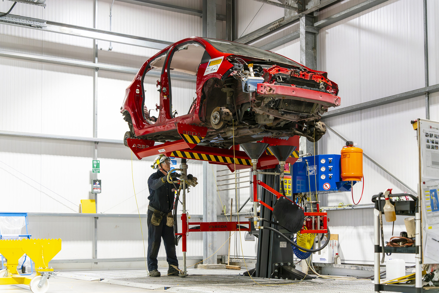 配車から部品をはずす技術者