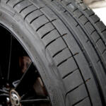 【画像】「どうせ来冬は買い直すし……」でスタッドレスを履いたまま夏を迎えるのは危険！　タイヤは「適正温度」じゃないとグリップを発揮できないシロモノだった 〜 画像2