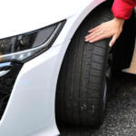 「どうせ来冬は買い直すし……」でスタッドレスを履いたまま夏を迎えるのは危険！　タイヤは「適正温度」じゃないとグリップを発揮できないシロモノだった