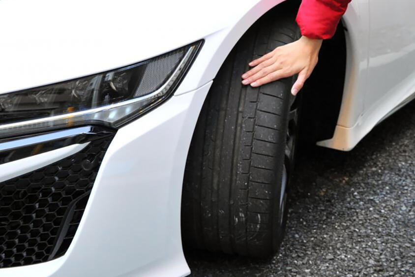 「どうせ来冬は買い直すし……」でスタッドレスを履いたまま夏を迎えるのは危険！　タイヤは「適正温度」じゃないとグリップを発揮できないシロモノだった