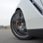 【画像】「どうせ来冬は買い直すし……」でスタッドレスを履いたまま夏を迎えるのは危険！　タイヤは「適正温度」じゃないとグリップを発揮できないシロモノだった 〜 画像10