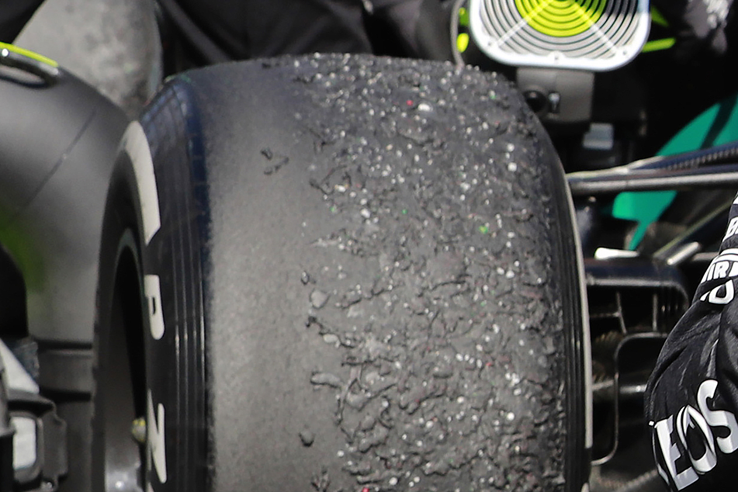 ブリスターが発生したレーシングタイヤ 〜 画像3