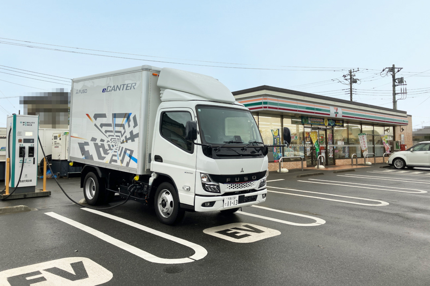 充電中のEV小型トラック