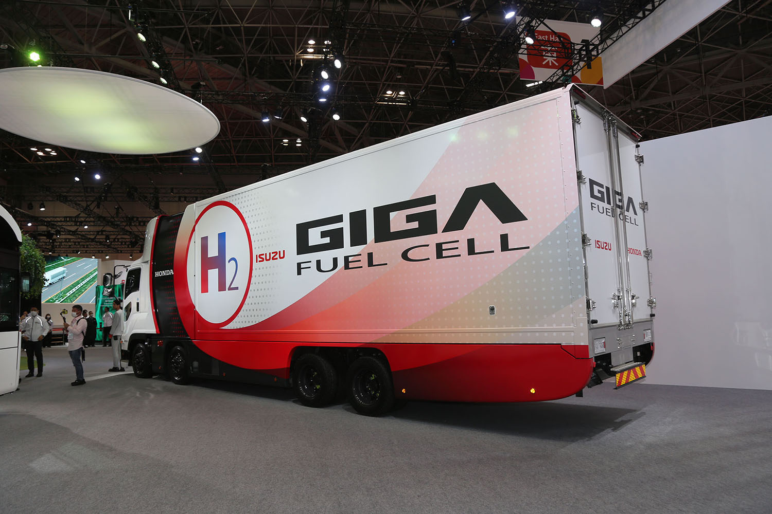 いすゞギガFCVのサイドビュー