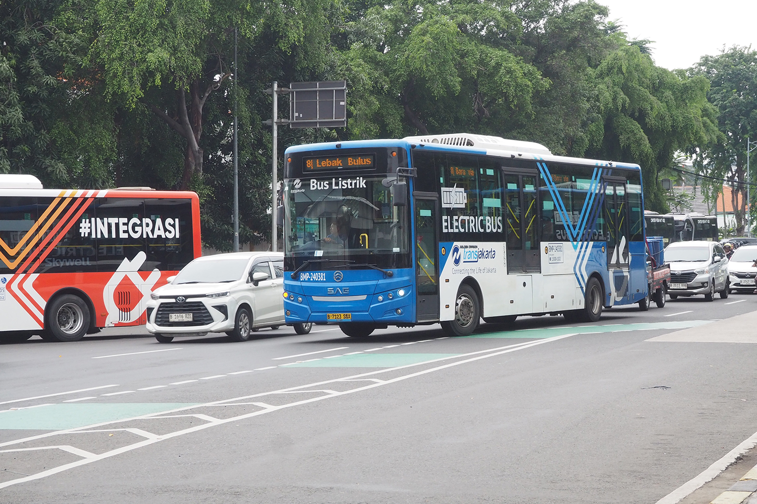 ジャカルタ市内を走るBEVバス