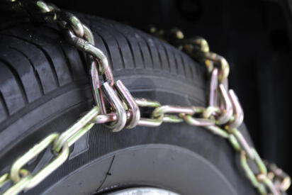 積んでりゃ安心……じゃなくて使えなけりゃ意味がない！　春先でも出番はある「タイヤチェーン」の種類と使い方