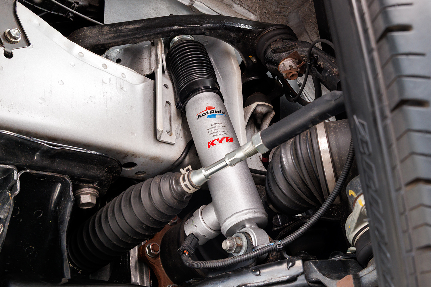 トヨタ・ハイエースに装着されたKYBのアクトライド 〜 画像4