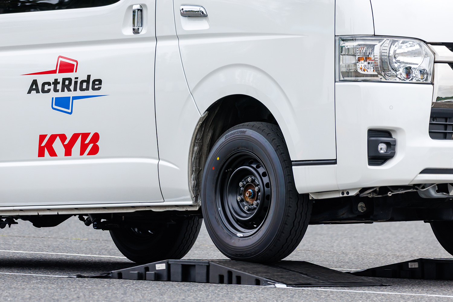 自由自在にショックアブソーバーを制御するカヤバの新サス「アクトライド」が革命的だった 〜 画像9