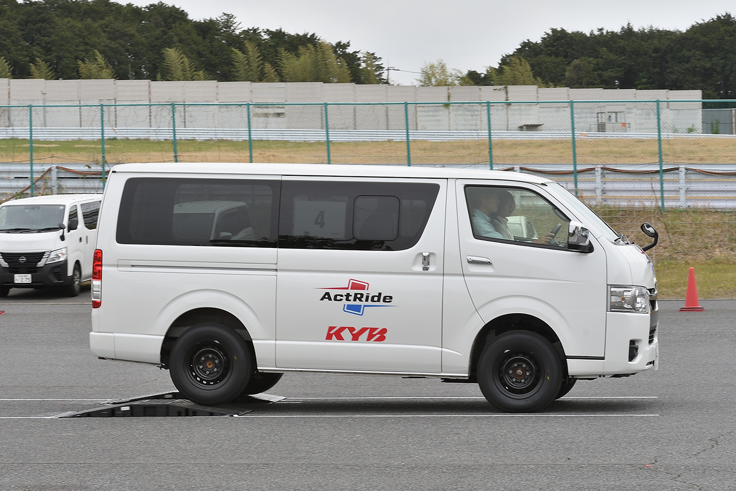 自由自在にショックアブソーバーを制御するカヤバの新サス「アクトライド」が革命的だった 〜 画像12